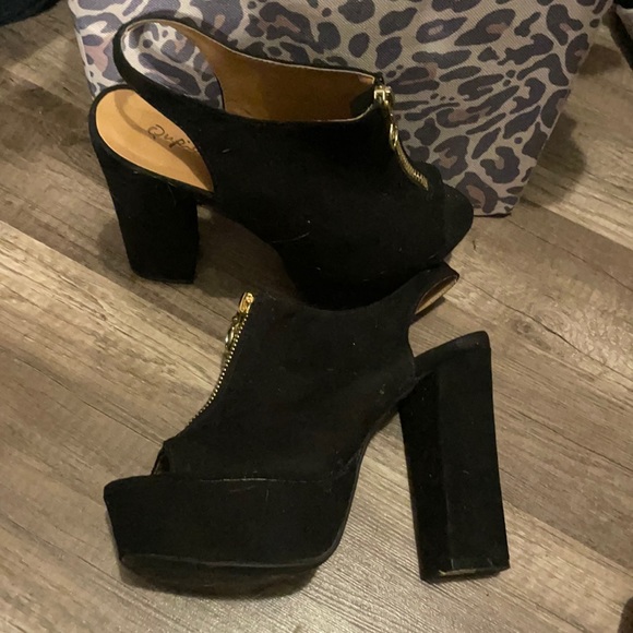 Qupid Black chunky heel, size 7 1/2.No rips or tears,great condition! - Picture 1 of 4